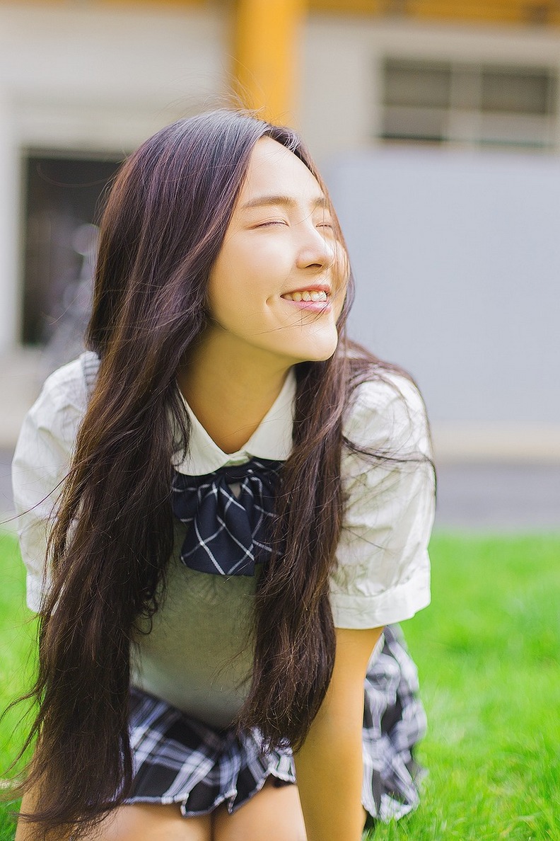 大眼笑容甜美的日本清纯女大学生妹气质写真